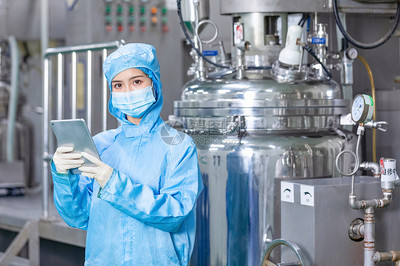 化工厂技术工人手拿平板电脑工作 计算机技术开发赋能工业智慧化转型